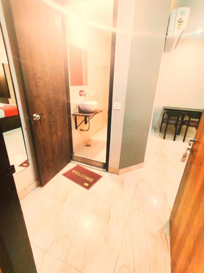 Hotel Amour By Rpi New Delhi Bagian luar foto