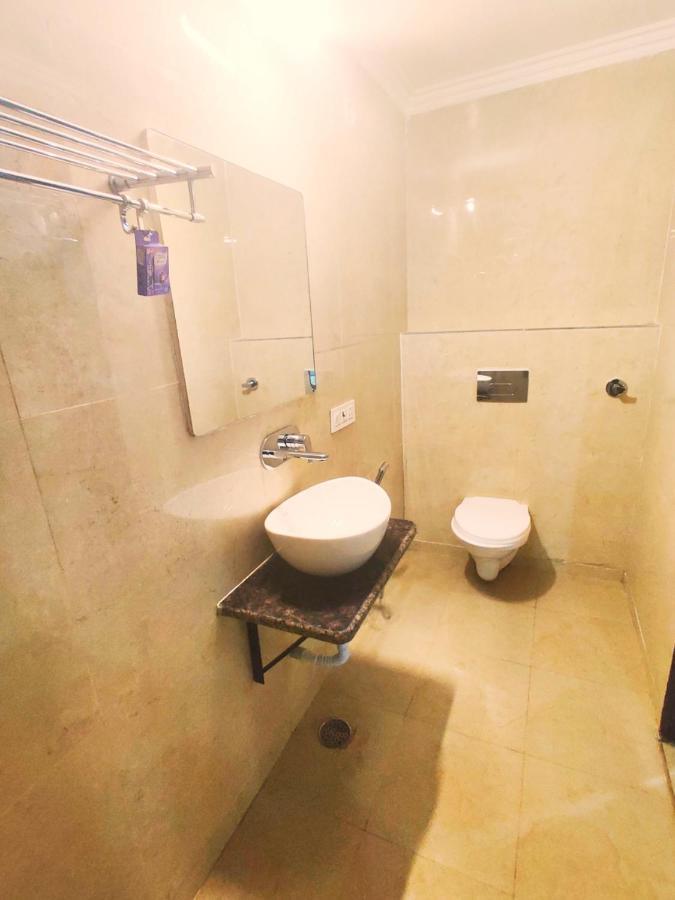 Hotel Amour By Rpi New Delhi Bagian luar foto