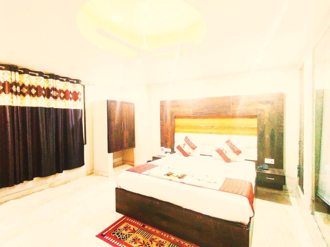 Hotel Amour By Rpi New Delhi Bagian luar foto